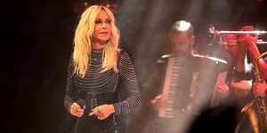 Η Άννα Βίσση αναγκάστηκε να διακόψει τη συναυλία της όταν αντιλήφθηκε ότι δύο fans της λιποθύμησαν