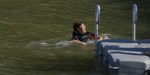 Η δήμαρχος του Παρισιού, Αν Ινταλγκό κολυμπά στον Σηκουάνα 