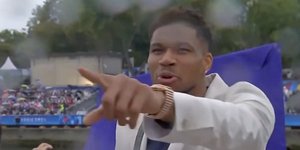 Η στιγμή που ο Γιάννης Αντετοκούνμπο εντοπίζει τη μητέρα του στην τελετή έναρξης