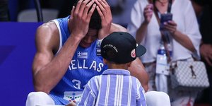Ο Γιάννης Αντετοκούνμπο με τον γιο του μετά το τέλος του αγώνα της Εθνικής με την Κροατία