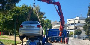 Αυτοκίνητο απομακρύνεται