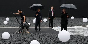 Ο Τζόρτζιο Αρμάνι επιβλέπει εργασίες ενόψει επίδειξης μόδας στην Κίνα 