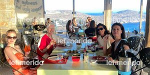 Η μητέρα του Έλον Μασκ σε διακοπές στην Ίο