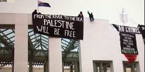 Διαδηλωτές κρέμασαν πανό υπέρ της Παλαιστίνης στην οροφή του Κοινοβουλίου στην Αυστραλία