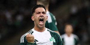 O Μπακασέτας πανηγυρίζει