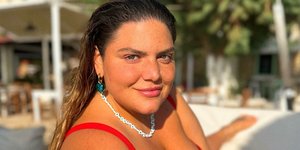 Η Δανάη Μπάρκα απολαμβάνει το καλοκαίρι