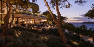 εστιατόριο δέντρα ηλιοβασίλεμα Βουλιαγμένη Beef Bar