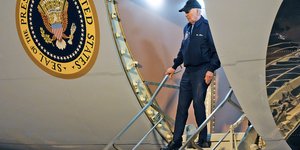 Ο Μπάιντεν δυσκολεύεται να κατέβει από το Air Force One