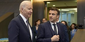 Οι πρόεδροι ΗΠΑ και Γαλλίας, Μπάιντεν και Μακρόν προσέρχονται αποδυναμωμένοι στη σύνοδο του ΝΑΤΟ 