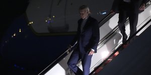 Ο Τζο Μπάιντεν κατεβαίνει από το Air Force One