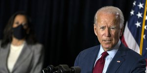 Ο πρόεδρος των ΗΠΑ Τζο Μπάιντεν και από πίσω η αντιπρόεδρος Κάμαλα Χάρις 