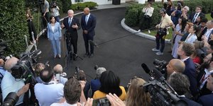 Δημοκρατικοί κυβερνήτες μιλούν σε δημοσιογράφους μετά τη συνάντηση που είχαν με τον Τζο Μπάιντεν