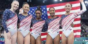 Η Σιμόν Μπαίλς με τα υπόλοιπα μέλη της εθνικής των ΗΠΑ στην ενόργανη