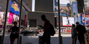 Μαύρες οθόνες στην Times Square της Νέας Υόρκης μετά το παγκόσμιο μπλακ άουτ 