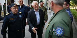 Ο Ζοζέπ Μπορέλ στο Στρατηγείο της Επιχείρησης «ΑΣΠΙΔΕΣ» στη Λάρισα