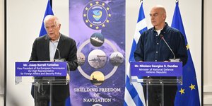 Επίσκεψη Μπορέλ-Δένδια στο Στρατηγείο της επιχείρησης «ΑΣΠΙΔΕΣ» στη Λάρισα