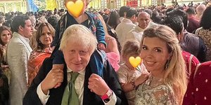 Η οικογένεια Τζόνσον στον γάμο του πλουσιότερου Ινδού