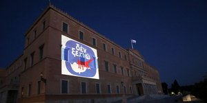 Με το εμβληματικό «Δεν ξεχνώ» φωταγωγήθηκε η Βουλή