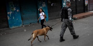 Αστυνομικός με σκύλο στη Βραζιλία 