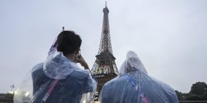 Κόσμος με αδιάβροχα στο βροχερό παρίσι