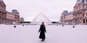 Η Σελίν Ντιόν μπροστά στο Λούβρο