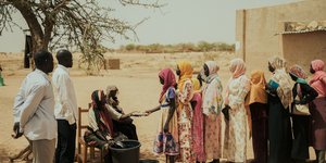 Γυναίκες στο Τσαντ περιμένουν ανθρωπιστική βοήθεια