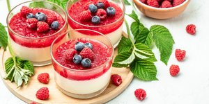 Λαχταριστά cheesecakes με βατόμουρα και φράουλα