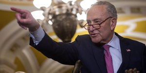 Ο Τσακ Σούμερ, επικεφαλής της πλειοψηφίας των Δημοκρατικών στη Γερουσία