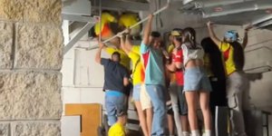 Οπαδοί επιχειρούν να μπουν στο στάδιο του τελικού του Copa America από αεραγωγούς