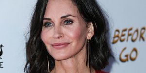 Η Κόρτνει Κοξ με κόκκινο φόρεμα