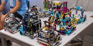 Στιγμιότυπo από τον προκριματικό διαγωνισμό στην Αθήνα που ανέδειξε την ελληνική αποστολή για την Παγκόσμια Ολυμπιάδα Ρομποτικής 2024.