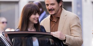 Ντακότα Τζόνσον και Πέδρο Πασκάλ σε γυρίσματα ταινίας 