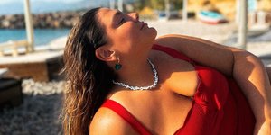 Η Δανάη Μπάρκα απολαμβάνει τις διακοπές της στη Σέριφο