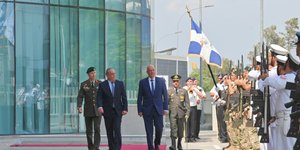 O Nίκος Δένδιας με τον υπουργό Άμυνας της Κύπρου