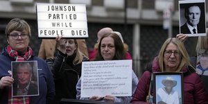 Γυναίκες διαμαρτύρονται για τους θανάτους από covid-19 στην Βρετανία