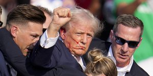 Στιγμές μετά την απόπειρα δολοφονίας του Ντόναλντ Τραμπ