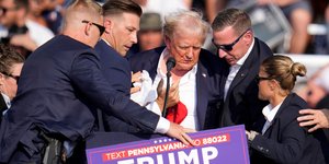 O Ντόναλντ Τραμπ αμέσως μετά την απόπειρα δολοφονίας εναντίον του 