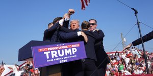 O πρώην πρόεδρος των ΗΠΑ, Ντόναλντ Τραμπ περιστοιχισμένος από πράκτορες της Μυστικής Υπηρεσίας