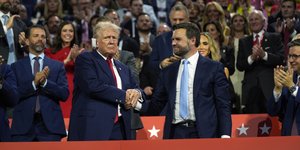 Ο Ρεπουμπλικανός προεδρικός υποψήφιος Ντόναλντ Τραμπ και ο υποψήφιος αντιπρόεδρός του, Τζέι Ντι Βανς