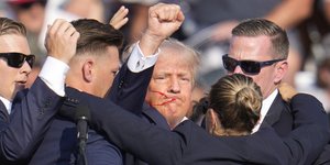 O Ρεπουμπλικανός προεδρικός υποψήφιος Ντόναλντ Τραμπ μετά την απόπειρα εις βάρος του