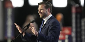 Ντόναλντ Τραμπ, Τζέιμς Ντέιβιντ Βανς 