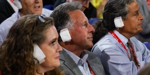 Η νέα τάση των Ρεμπουπλικανών: Υποστηρικτές του Ντόναλντ Τραμπ φορούν ψεύτικους επιδέσμους στο αυτί