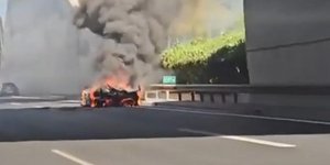 Φωτιά σε Koenigsegg στην Αττική Οδό