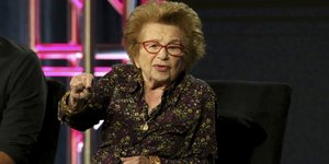 Πέθανε στα 96 η Δρ Ρουθ, η διάσημη τηλεοπτική σεξολόγος 