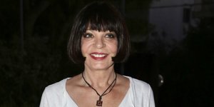 Η Έφη Μουρίκη με λευκό t-shirt και baggy τζιν