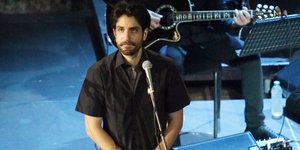 Σε καφετέρια στο κέντρο της Αθήνας εργάζεται ο εγγονός του Μίκη Θεοδωράκη