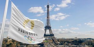 H σημαία των Ολυμπιακών Αγώνων με τον Πύργο του Αϊφελ