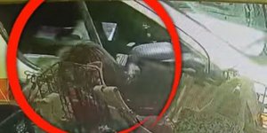 Η στιγμή που ασθενοφόρο στην Σκιάθο παρασέρνει δυο γυναίκες σε πεζόδρομο