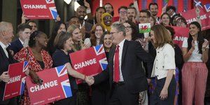  Oι Εργατικοί πανηγυρίζουν το εκλογικό αποτέλεσμα με τον αρχηγό τους, Κιρ Στάρμερ