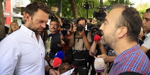 Εργαζόμενος της Αυγής συνομιλεί με τον Στέφανο Κασσελάκη
